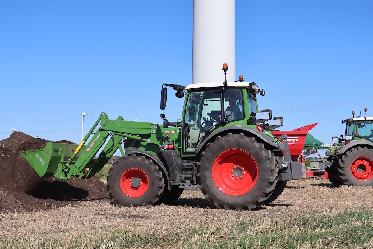 Caricatore frontale Fendt Cargo 4.75 in versione Base abbinato al nuovo Fendt 314 Vario Gen5